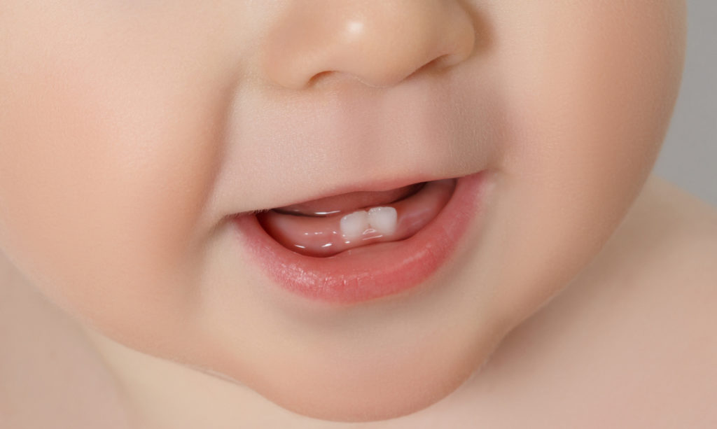 Почему нужно чистить зубы младенца